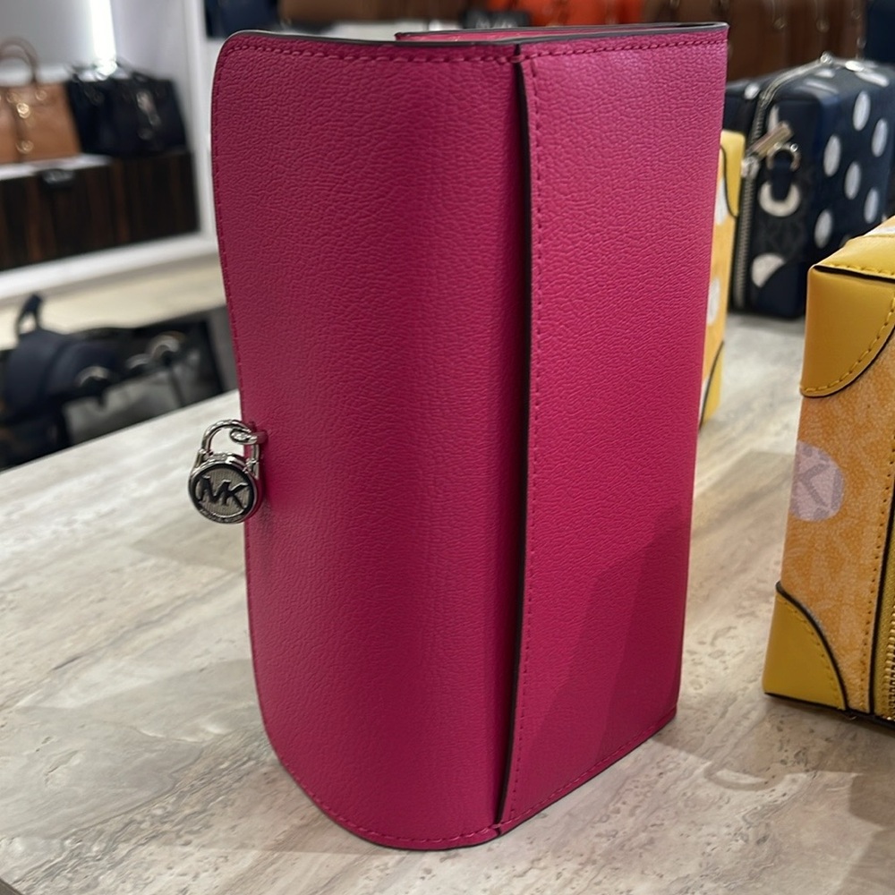Michael Kors Hamilton Large Leather Flap Continental Wallet
Dragonfruit
NWT - Picture 9 of 16